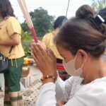 ชาวบ้านแห่ร่วม พิธีถวายกุฏิสงฆ์ ไม่พลาด ส่องเลขหางประทัด ได้เลขเด็ดสมใจเล็งเสี่ยงโชค