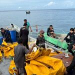 ลุยกู้เรือพม่าชนปะการัง แจ้งใช้ถังน้ำ 200 ลิตร พยุงเรือลอยขึ้น เร่งฟื้นฟูปะการัง