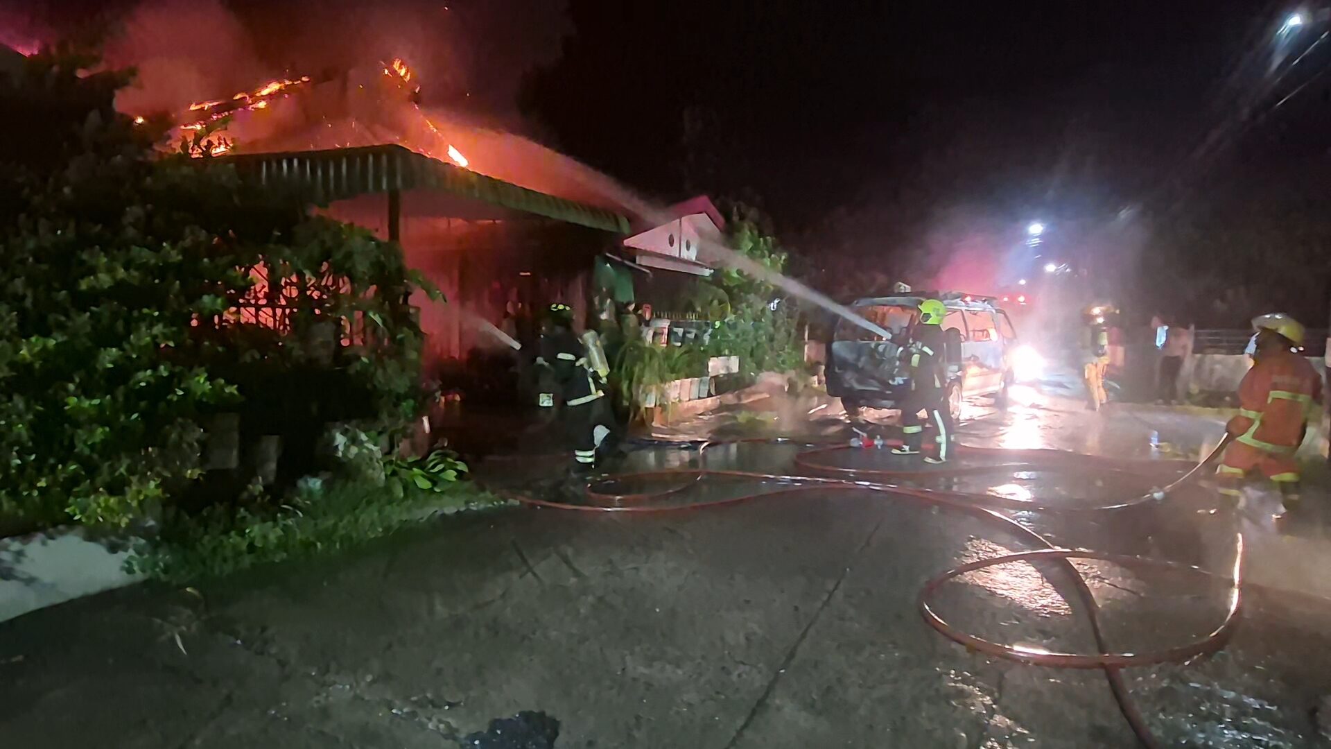 Severe blaze in Udon Thani destroys house and van | News by Thaiger