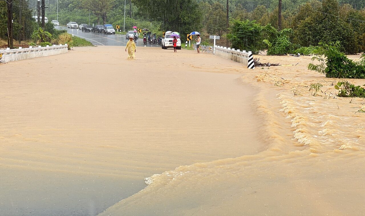 ฝนถล่ม แหลมงอบ-เขาสมิง น้ำป่าทะลักท่วม สะพาน-ถนน เอ่อไหลเชี่ยว  รถสัญจรผ่านไม่ได้ - ข่าวสด
