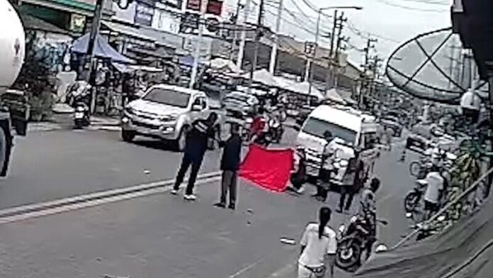 Motorcyclist dies in collision with 18-wheel truck in Nakhon Sawan | News by Thaiger
