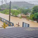 ฝนถล่มหนัก น้ำป่าหลากจม 2 หมู่บ้าน ต.เม็งราย ชาวบ้านเร่งอพยพหนี บ้านเรือนเสียหาย 150 หลังคา