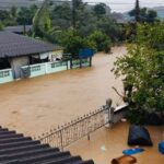 ฝนถล่มหนัก น้ำป่าหลากจม 2 หมู่บ้าน ต.เม็งราย ชาวบ้านเร่งอพยพหนี บ้านเรือนเสียหาย 150 หลังคา