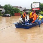 ฝนตกหนัก น้ำท่วมบ้าน ระดมเร่งช่วย ผู้ป่วยติดเตียง-ชาวบ้าน อพยพพ้นพื้นที่อุทกภัย