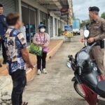 รวบหนุ่มสุดแสบ หลอกเชิดลอตเตอรี่ 262 ถูกจับก้มกราบสำนึกผิด แม่ค้าไหว้สิ่งศักดิ์สิทธิ์ ขอถูกรางวัลที่ 1 ฟาดเคราะห์