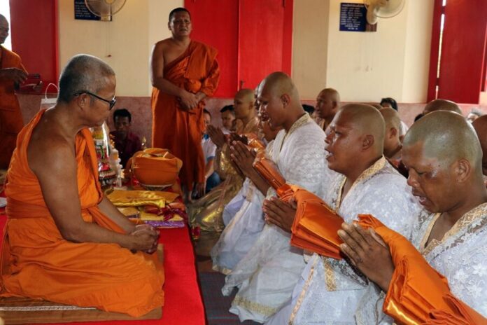 Ordination ceremony in Suphan Buri draws lottery interest | News by Thaiger