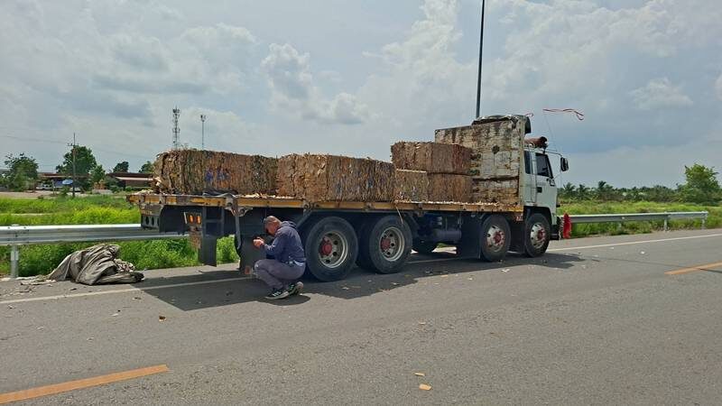Driver injured as paper boxes fall from truck in Chachoengsao | News by Thaiger