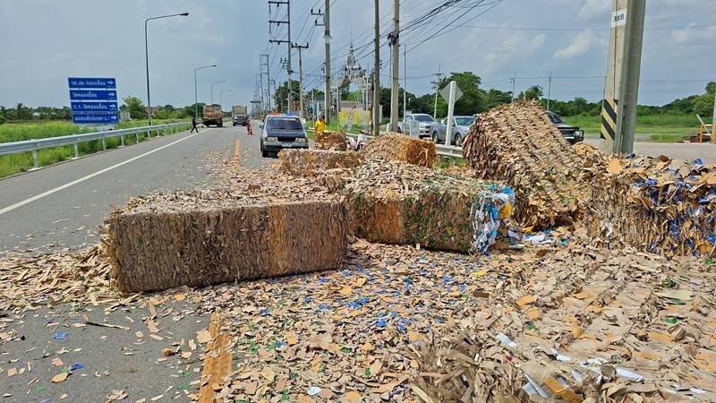 Driver injured as paper boxes fall from truck in Chachoengsao | News by Thaiger