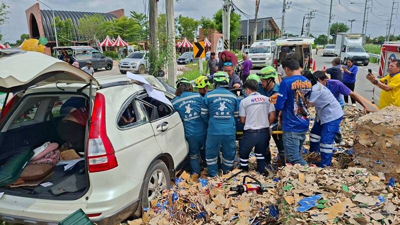Driver injured as paper boxes fall from truck in Chachoengsao | News by Thaiger