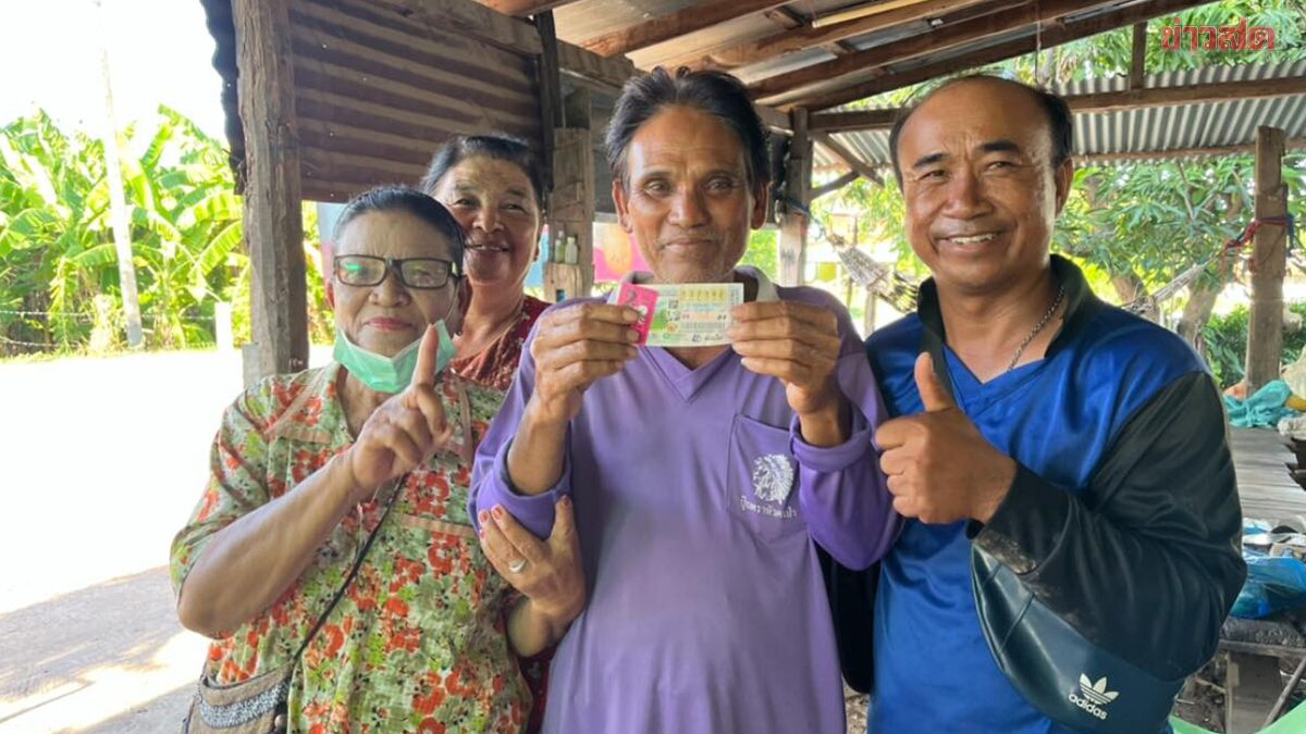 .ลุงพลฯเต็นท์ ชาวโคราช ดวงเฮงถูกรางวัลที่ 1 ได้รับเงินรางวัล 12 ล้านบาท.