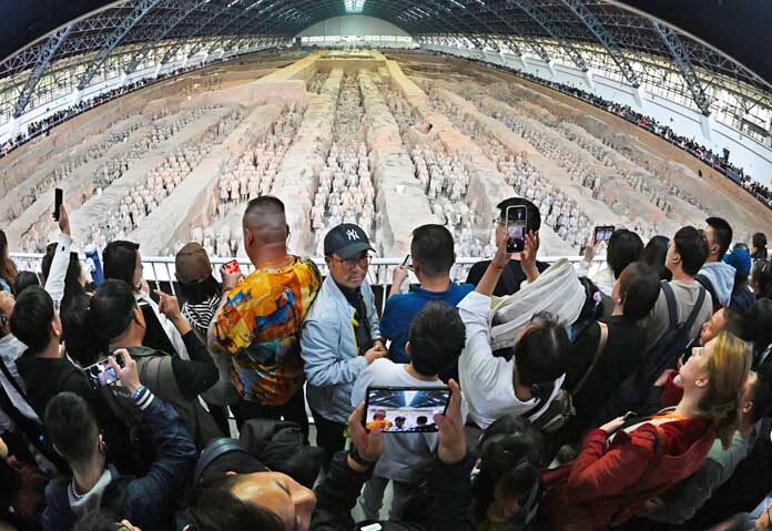 จับชายป่วยจิต “กระโดดลงหลุม” สุสานจิ๋นซีฮ่องเต้-ผลักรูปปั้นทหารดินเผาเสียหาย