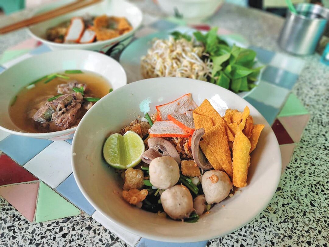 หลาก&หลาย - ก๋วยเตี๋ยวโอ่งแม่น้อย อร่อยที่สุดในเมืองมนุษย์