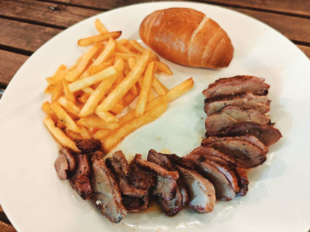 หลาก&หลายอิ่มอร่อย - ‘ไร่ปลูกรัก’เมืองโอ่ง เนื้อรมควันไม้มัลเบอร์รี่