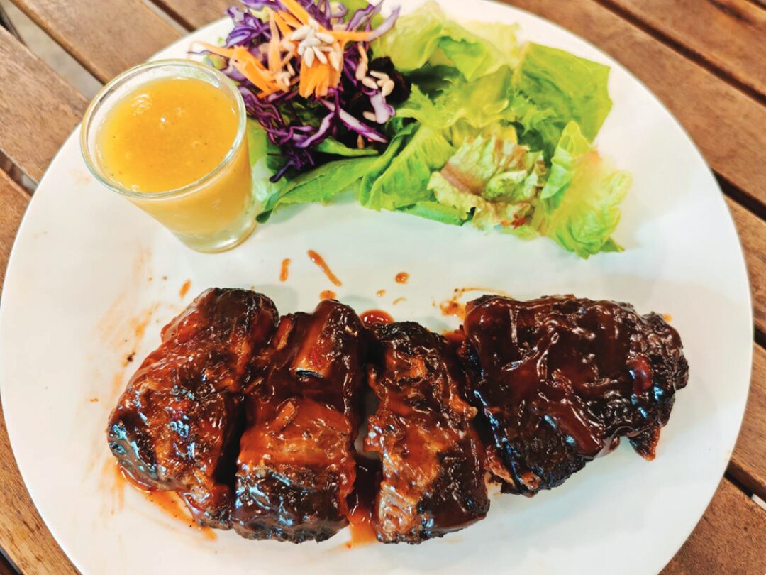 หลาก&หลายอิ่มอร่อย - ‘ไร่ปลูกรัก’เมืองโอ่ง เนื้อรมควันไม้มัลเบอร์รี่