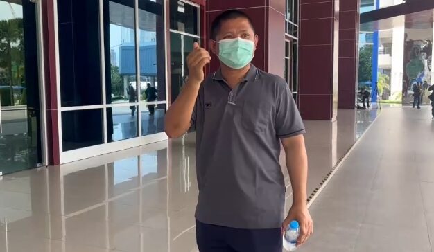 ปรากฏตัวครั้งแรก อดีตพระครูสิริวิริยธาดา ผู้ช่วยเจ้าอาวาสวัดโสธร ย่องเงียบเข้าพบตำรวจ ปปป. แจงสัมพันธ์ฉาว สีกากอล์ฟ รีบเดินขึ้นอาคาร