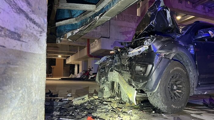 Pickup truck crashes into expressway pillar in Nonthaburi | News by Thaiger