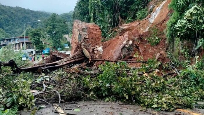 ฝนตกหนัก ติดต่อกันหลายวัน ดินถล่ม ก้อนหินยักษ์-ต้นไม้โค่นทับถนนขึ้นภูชี้ฟ้า เจ้าหน้าที่เร่งลงพื้นที่เคลียร์เส้นทางจราจร เจอรอยแตกร้าวบนพื้นถนน