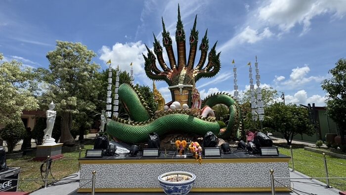 ให้โชค 9 งวดติด ส่องเลขเด็ด 5 ตัว พิธีบวงสรวงพญานาค 9 เศียร ร่างทรงคนดัง จุดประทัด 10,000 นัด เผย เรื่องประหลาดขณะทำพิธี เชื่อมาประทานโชค