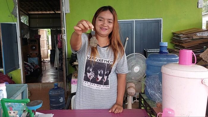 สาวงง "หมาร่า" ทำรังที่พวงกุญแจตู้เสื้อผ้า เสียบคาไว้แค่วันเดียว อึ้ง ทำไมสร้างไดรังใหญ่ขนาดนี้ เชื่อมาให้โชค เผย งวดที่แล้วก็เพิ่งได้ แห่ส่องเลขที่กุญแจ