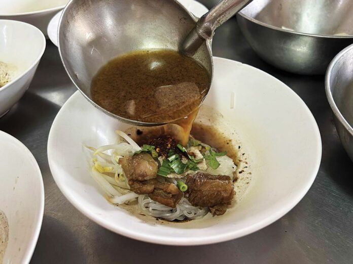 เผ็ดสะท้านเมืองปทุมฯ ร้านก๋วยเตี๋ยวเรือพันธุ์ดุ   