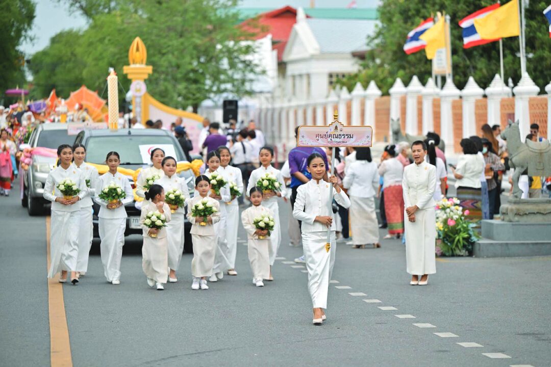 ข่าวสดพระเครื่อง - แห่เทียนพรรษายิ่งใหญ่ ถวาย 10 พระอารามหลวง