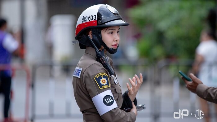 เปิดใจ ผู้กองมายด์ ตำรวจจราจรหญิง หลังแห่แชร์ภาพกลายเป็นไวรัล เผย จบนายร้อยตำรวจ รับราชการมาแล้ว 13 ปี หนุ่ม ๆ ใจสั่นเมนต์สนั่นโซเชียล