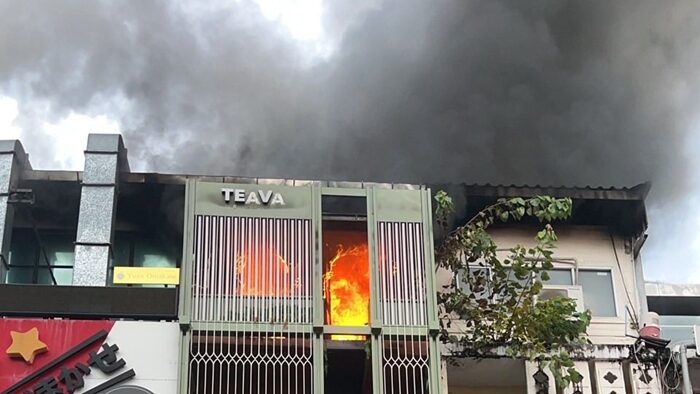 ด่วน ไฟไหม้ร้านสปา สยามสแควร์ ซอย 3 แสงเพลิงแดงฉาน ควันดำพวยพุ่ง เจ้าหน้าที่เร่งระดมรถน้ำเข้าทำการควบคุมเพลิง พบเป็นอาคาร 4 ชั้น