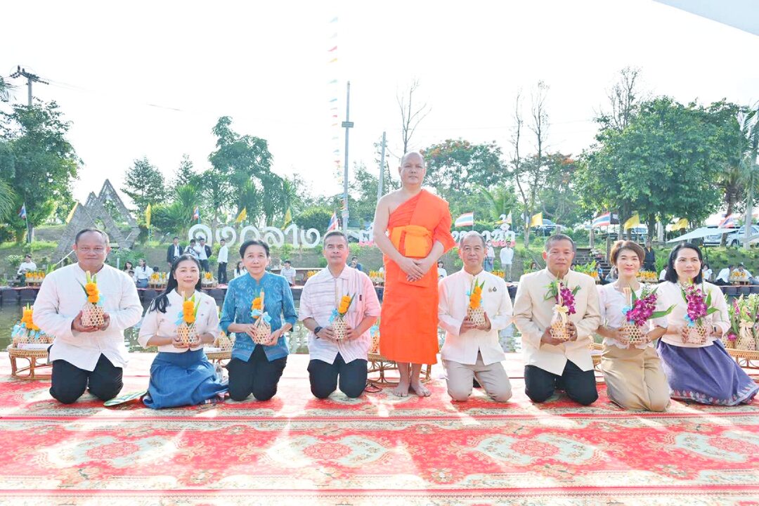 ข่าวสดพระเครื่อง - อิ่มบุญ-ตักบาตรทางน้ำ ริมคลองข้าวตอก-พิจิตร