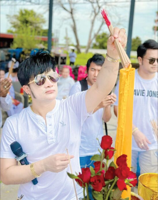 เบื้องหลังมายา