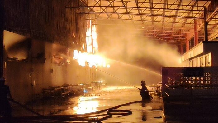 Fire engulfs Buriram rubber factory, smoke spans 10 kilometres | News by Thaiger