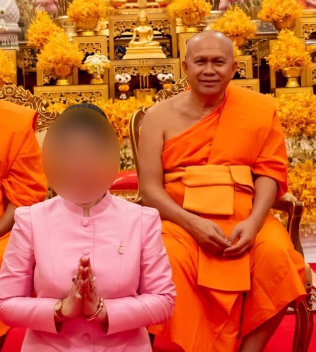 หลุดอีกรัวๆ เปิดหลักฐานชัด อดีตพระธรรมวชิรธีรคุณ อดีตเจ้าคณะจังหวัดนครสวรรค์ สวมวิกผมยืนกอดสีกา เศรษฐินีคนดัง ย้ำสัมพันธ์ฉาว เปิดปมฝ่ายหญิงสุดทน