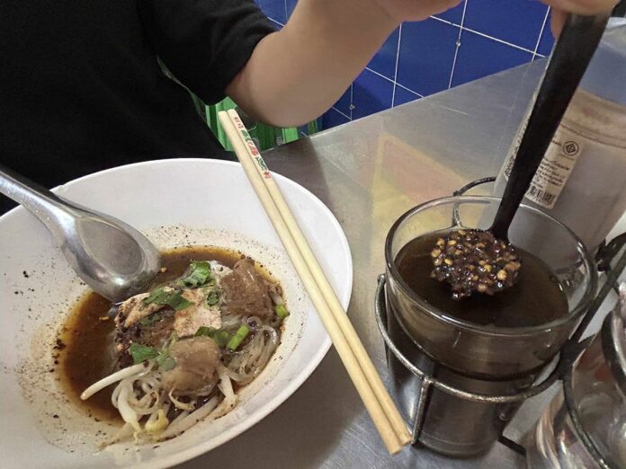 เผ็ดสะท้านเมืองปทุมฯ ร้านก๋วยเตี๋ยวเรือพันธุ์ดุ   