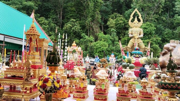 หวังรวยเป็นคนที่ 16 แห่ร่วมพิธีบวงสรวงครบรอบ 3 ปี ท้าวเวสสุวรรณ (ท่านทองล้น) 168 ล้าน วัดช่องลม ส่องเลขธูปได้เน้น ๆ 3 ตัว ลุ้นโชคงวดนี้