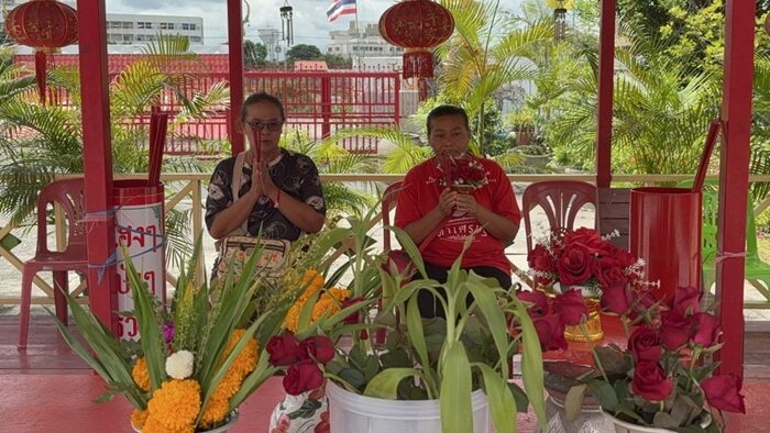 งวดที่แล้วได้โชครางวัลใหญ่ 2 ใบ แม่ค้าทอดมัน นำดอกไม้ถวาย ท้าวเวสสุวรรณ วัดสนามชัย เขย่าเซียมซีได้เลขเด็ดอีก 2 ตัว ด้าน สาวอ่างทอง ล้วงไหได้อีก 3 ตัว