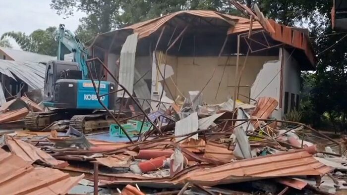 Phetchabun temple dismantles building after decade-long dispute | News by Thaiger