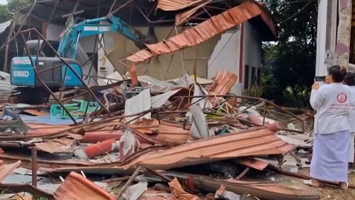 Phetchabun temple dismantles building after decade-long dispute | News by Thaiger