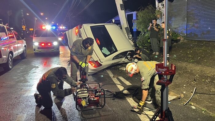 Driver crashes into pole on Bang Kruai-Sai Noi Road | News by Thaiger