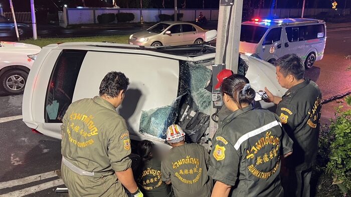 Driver crashes into pole on Bang Kruai-Sai Noi Road | News by Thaiger