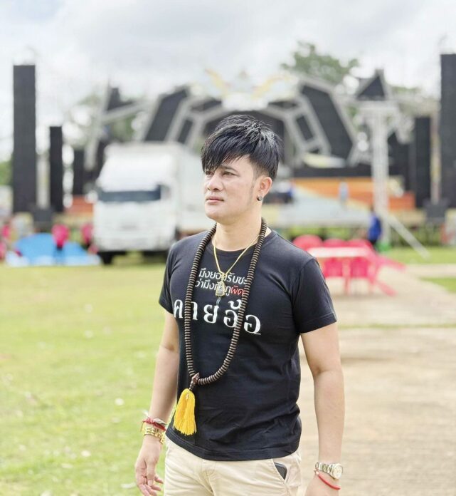 เบื้องหลังมายา