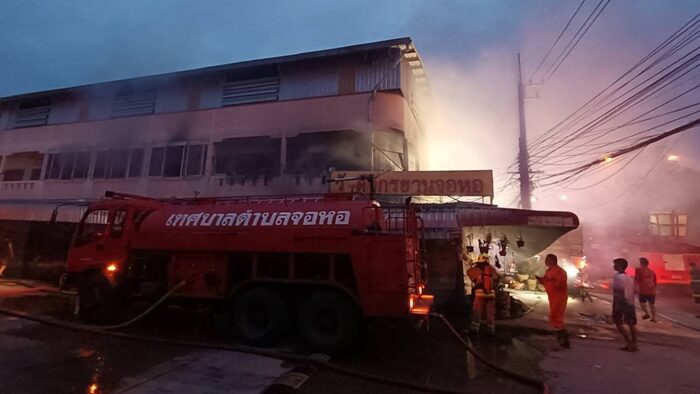 ระทึก ไฟไหม้ศูนย์จำหน่าย-ซ่อมจักรยาน รายใหญ่โคราช เพลิงเผาวอด สองสามีภรรยา เจ้าของร้านติดอยู่ชั้นบน เร่งช่วยเหลือ คาดเสียหายกว่า 3 ล้านบาท เผยนาทีเกิดเหตุ