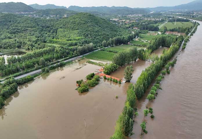 ปักกิ่งอ่วม “ฝนถล่ม-น้ำท่วมสูง” ดับพุ่ง 30 ศพ 8 หมื่นคนอพยพ ยังเตือนภัยสูงสุด