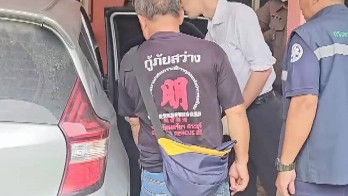 สามีกอดศพร่ำไห้ ช็อก โทรหาภรรยาไม่รับ รู้อีกทีเจอร่างนอนสิ้นใจในรถจอดอยู่หน้าบ้าน เจ้าหน้าที่เร่งตรวจสอบ ด้าน ผู้ใหญ่บ้าน สันนิษฐานสาเหตุ