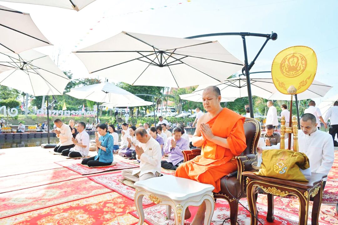 ข่าวสดพระเครื่อง - อิ่มบุญ-ตักบาตรทางน้ำ ริมคลองข้าวตอก-พิจิตร