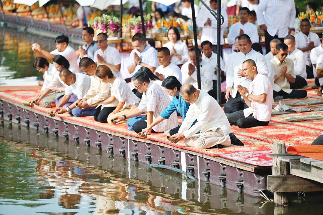 ข่าวสดพระเครื่อง - อิ่มบุญ-ตักบาตรทางน้ำ ริมคลองข้าวตอก-พิจิตร