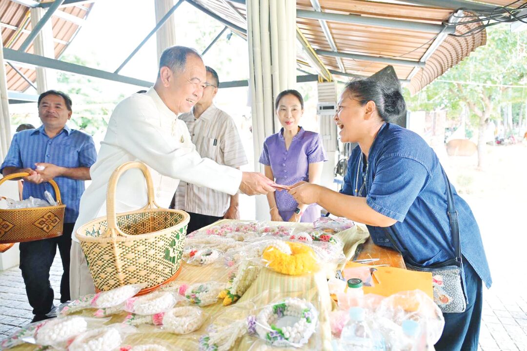 ข่าวสดพระเครื่อง - อิ่มบุญ-ตักบาตรทางน้ำ ริมคลองข้าวตอก-พิจิตร
