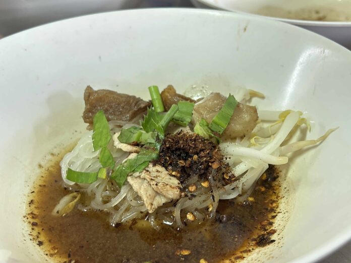 เผ็ดสะท้านเมืองปทุมฯ ร้านก๋วยเตี๋ยวเรือพันธุ์ดุ   
