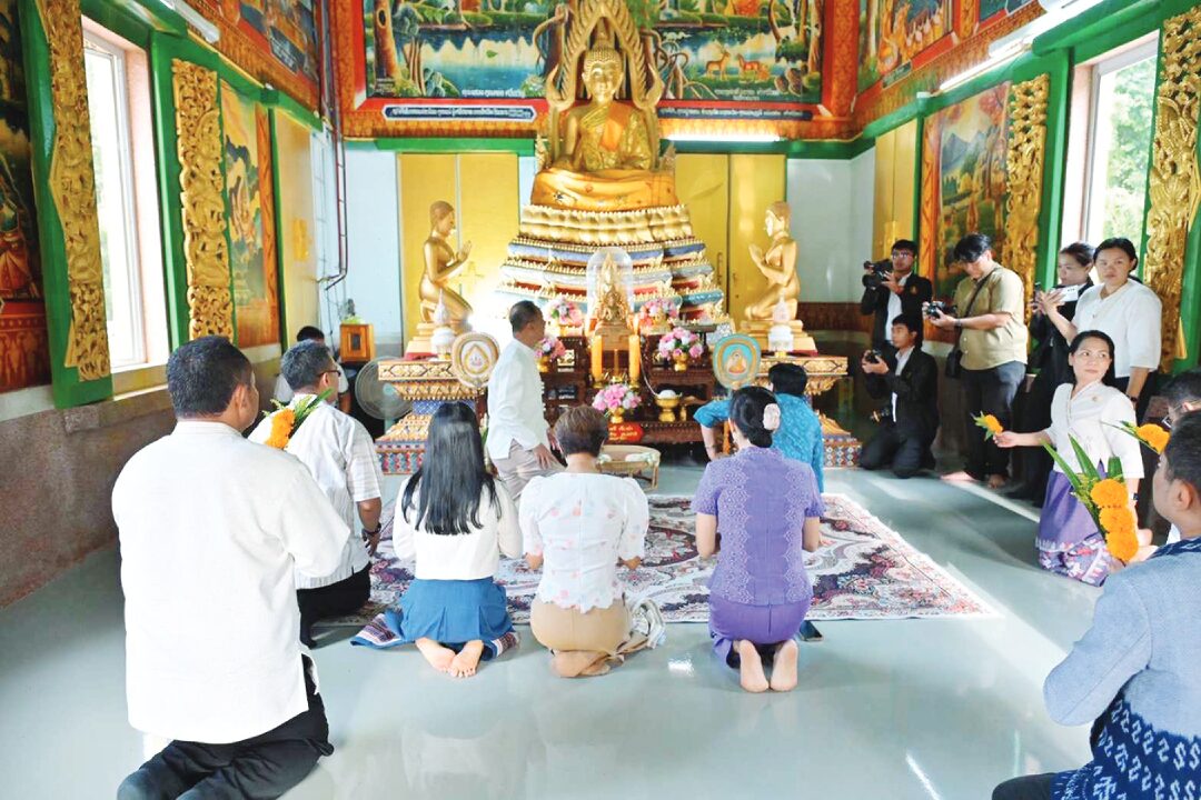 ข่าวสดพระเครื่อง - อิ่มบุญ-ตักบาตรทางน้ำ ริมคลองข้าวตอก-พิจิตร