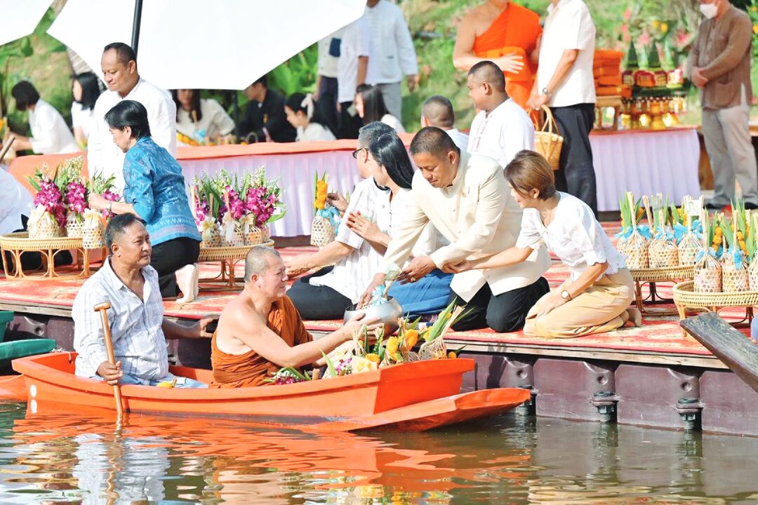 ข่าวสดพระเครื่อง - อิ่มบุญ-ตักบาตรทางน้ำ ริมคลองข้าวตอก-พิจิตร