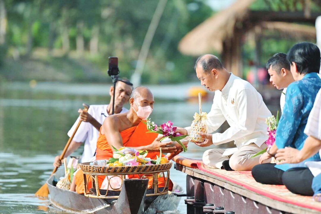 ข่าวสดพระเครื่อง - อิ่มบุญ-ตักบาตรทางน้ำ ริมคลองข้าวตอก-พิจิตร