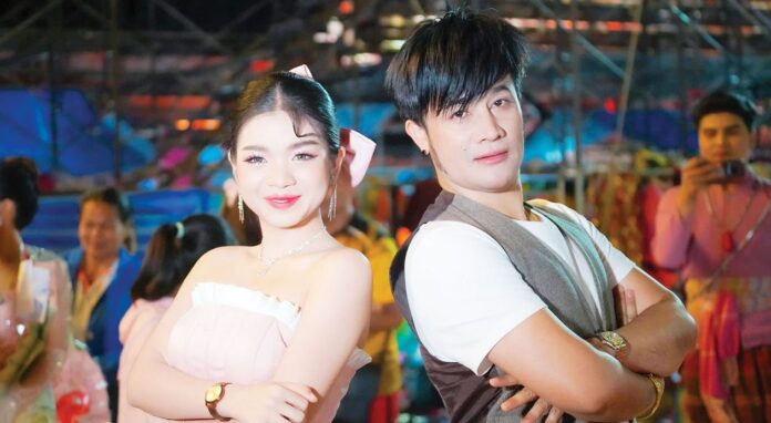 อาทิตย์ใส